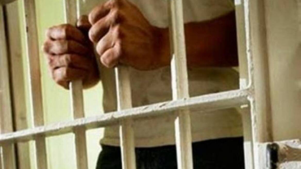 Αιτωλοακαρνανία: Βρήκαν τους ληστές 48χρονης στη... φυλακή!