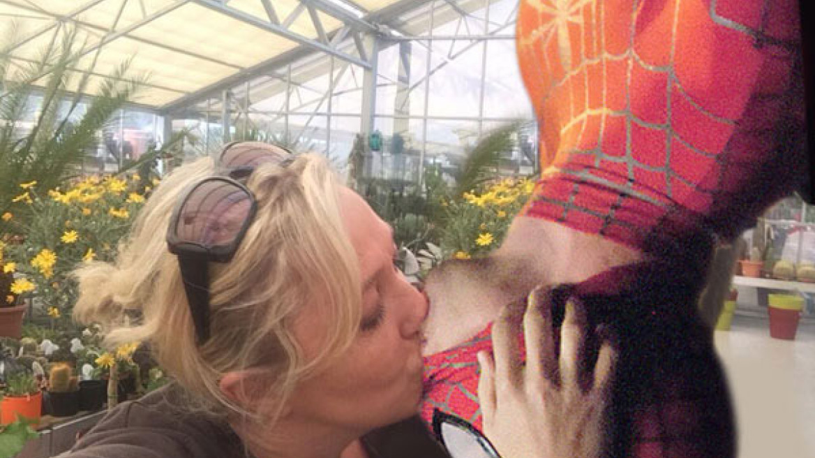 Το γαλλικό φιλί της Μαρίν Λεπέν με τον... Spiderman!