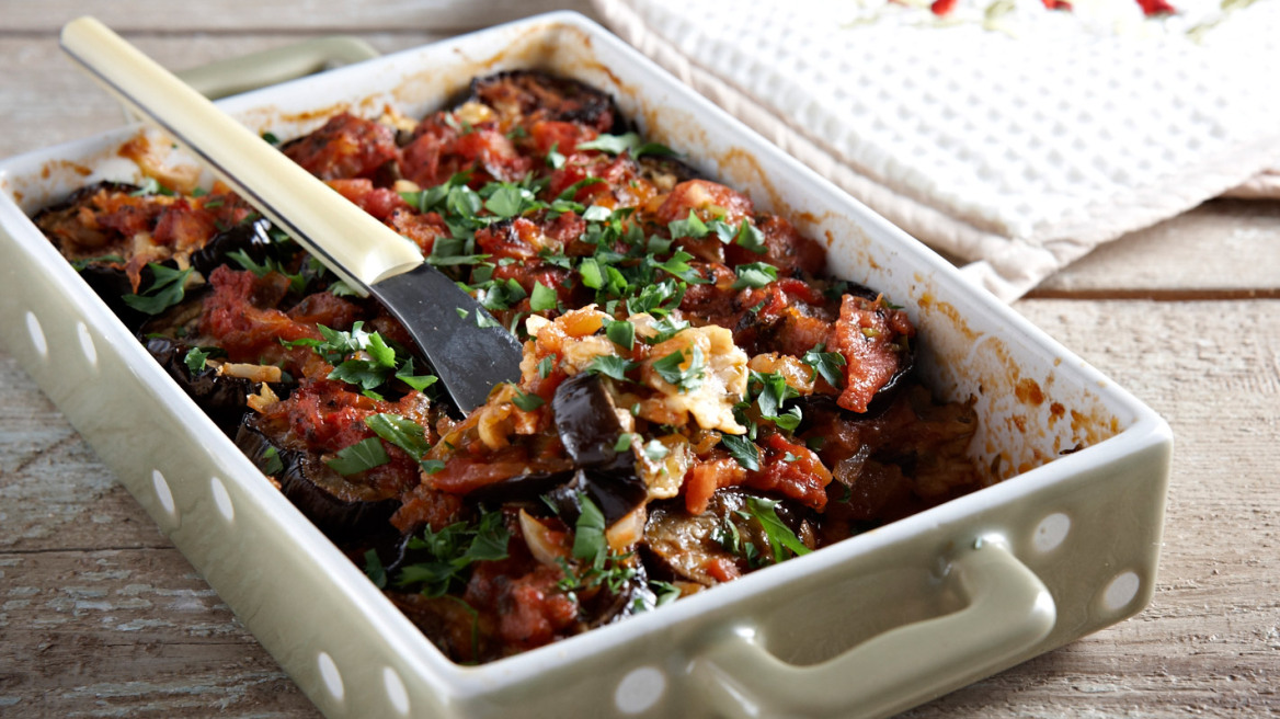 Μελιτζάνες στο φούρνο με χαλούμι και σάλτσα ντομάτας