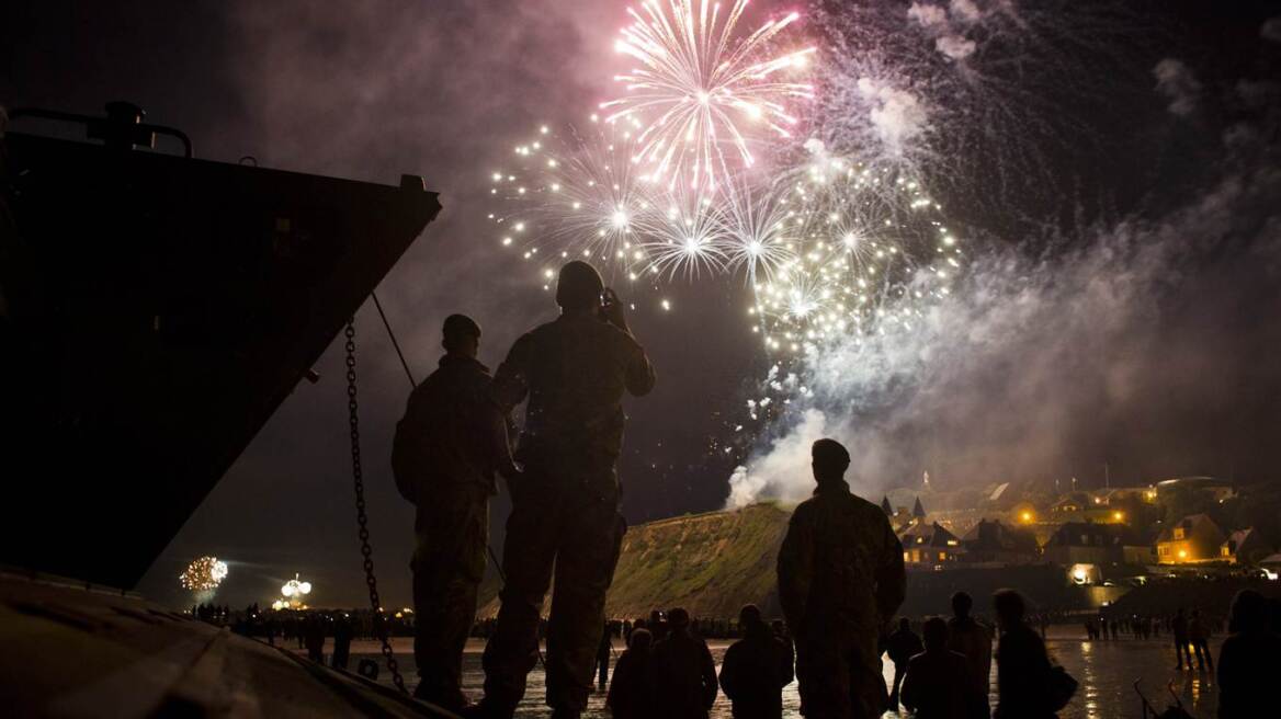 Δείτε εντυπωσιακές φωτογραφίες από τον εορτασμό της D-Day 