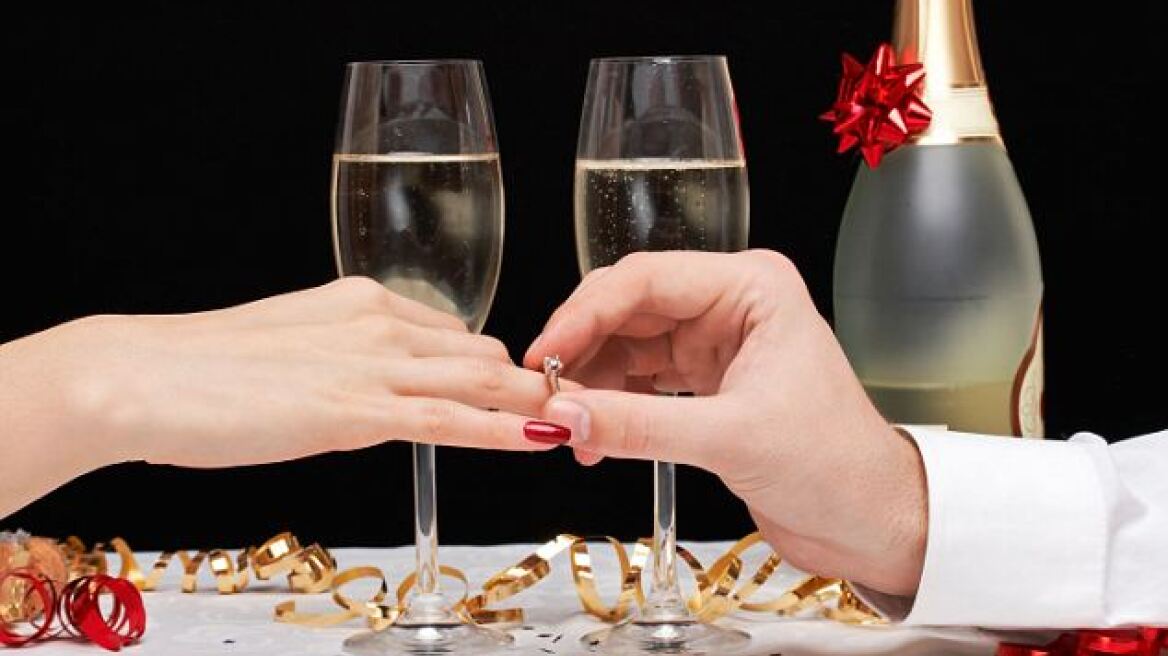 Τι θέλει η «μέση» γυναίκα; Άντρα στα 24, παιδί στα 27, καριέρα στα 34