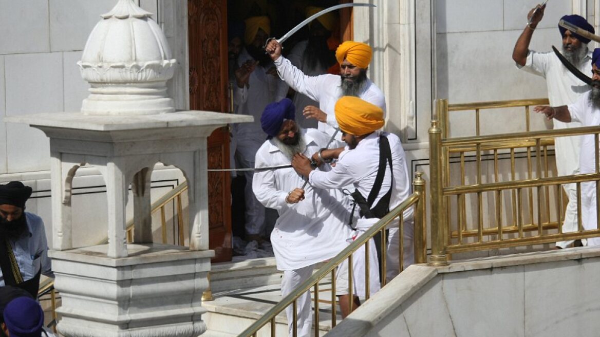 Ινδία: Έβγαλαν τα σπαθιά σε ιερό τόπο για ένα... μικρόφωνο