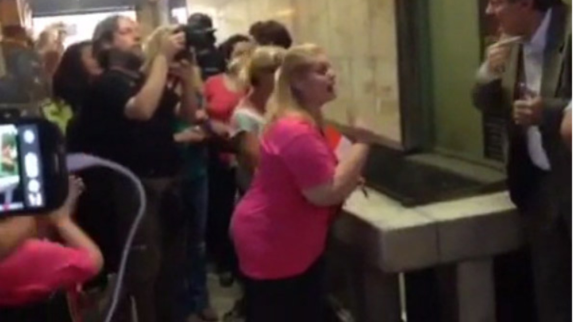 Ένταση ανάμεσα στον προσωπάρχη του ΥΠΟΙΚ και τις καθαρίστριες