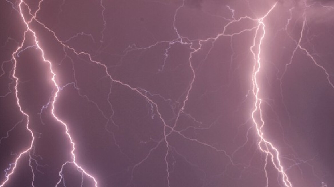 Λάρισα: Κεραυνός «έκαψε» 20 τηλεοράσεις σε πολυκατοικία