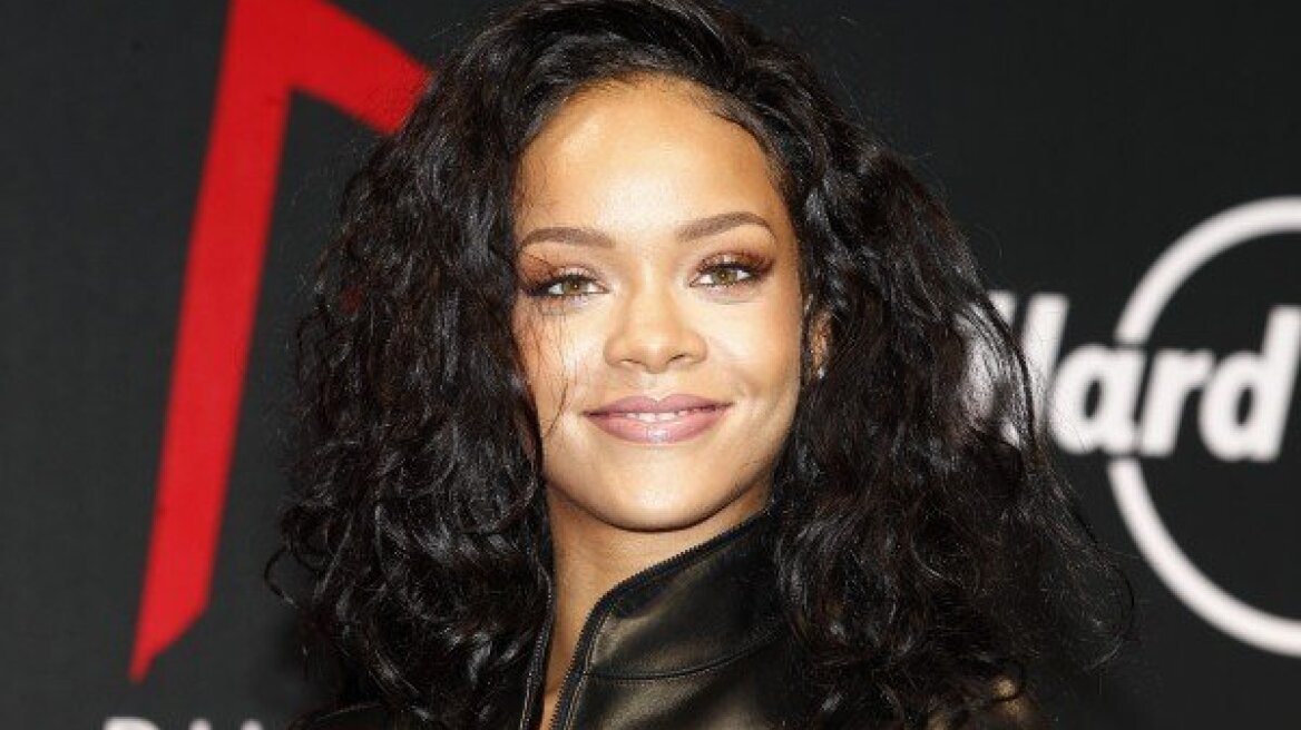 H Rihanna εμφανίστηκε... ντυμένη στο Παρίσι!