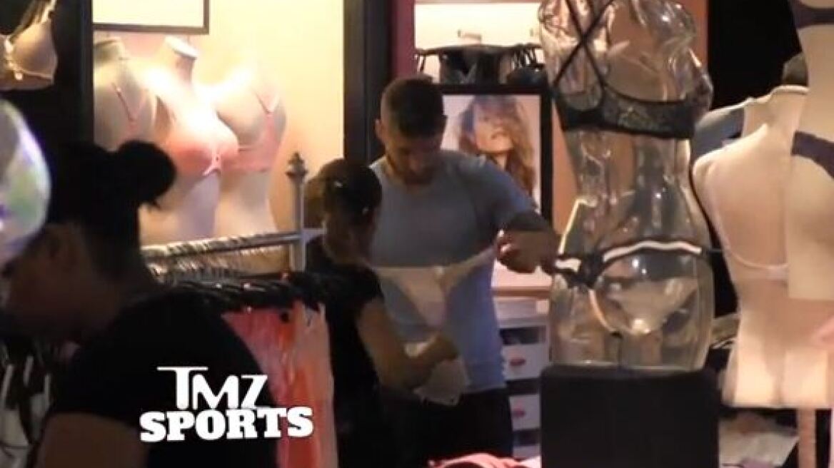 Βίντεο: Δείτε τον Σέρχιο Ράμος να διαλέγει... γυναικεία εσώρουχα