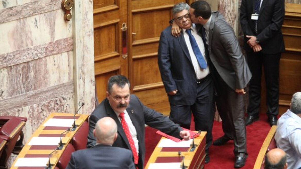 Πισώπλατα «μαχαιρώματα» στην «αυλή» της Χρυσής Αυγής