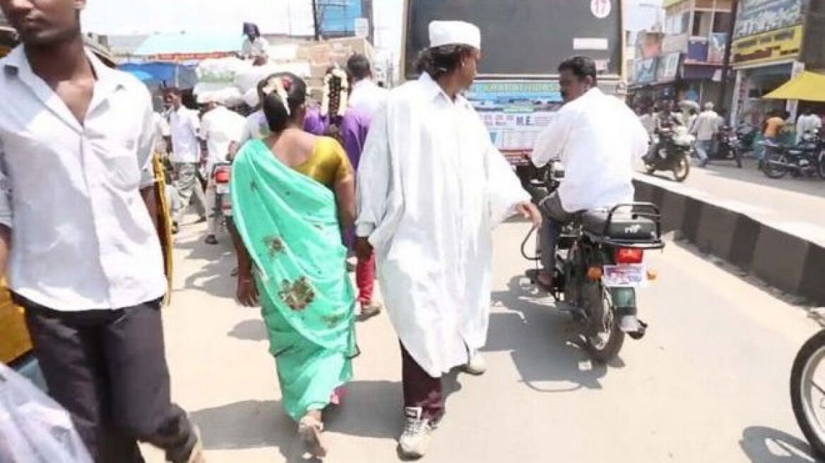 Ινδία: 25 χρόνια περπατάει ανάποδα 