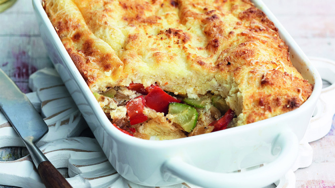 Ψευτοσουφλέ με κολοκυθάκια, κόκκινη πιπεριά και φέτα