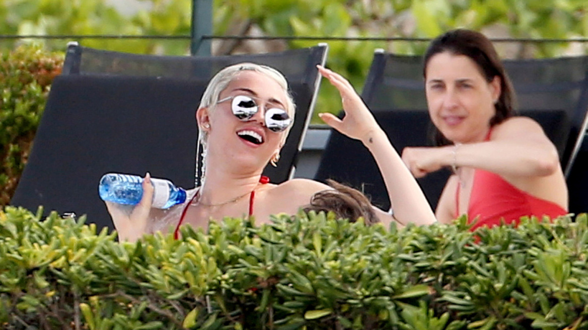Miley Cyrus: Καυτά φιλιά με το βοηθό της