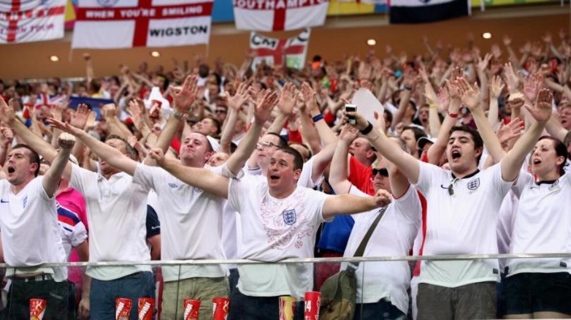 Έκανε στριπτίζ… στην εξέδρα!