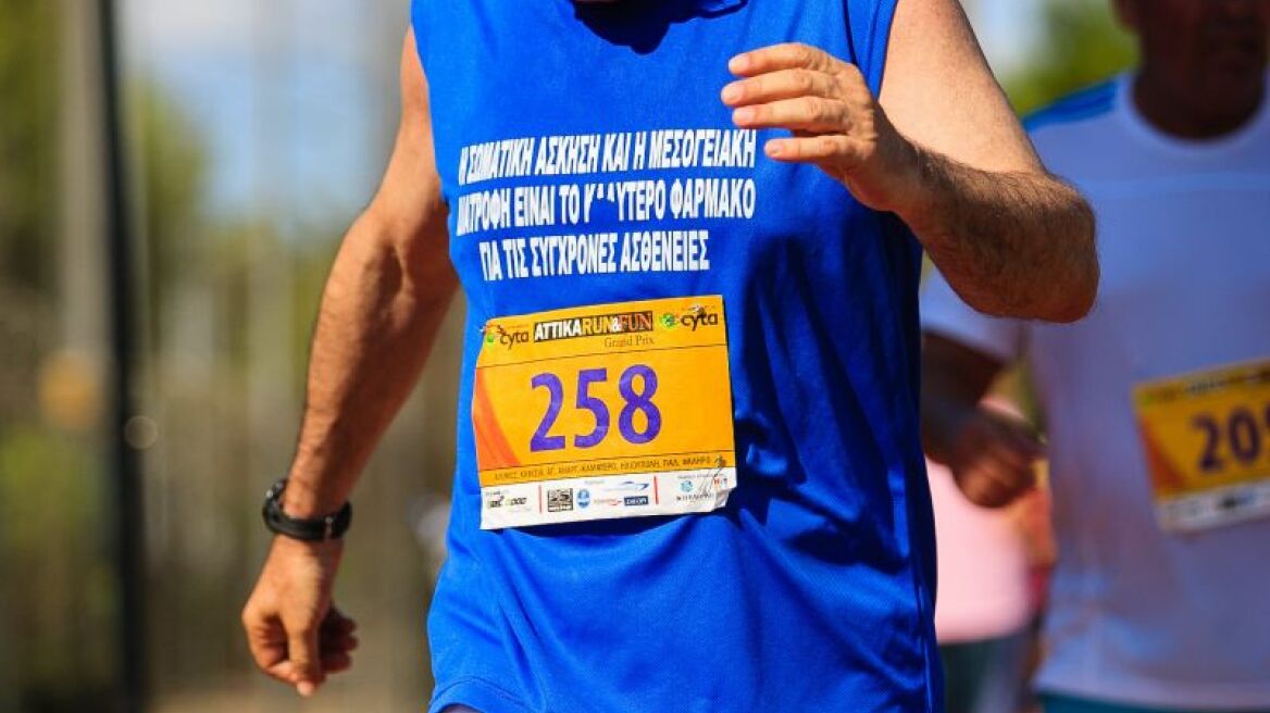 Δείτε τον υπουργό Παιδείας να τρέχει σε μαραθώνιο
