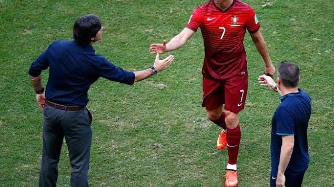 Η «βρώμικη» χειραψία του Λεβ στον Κριστιάνο Ρονάλντο