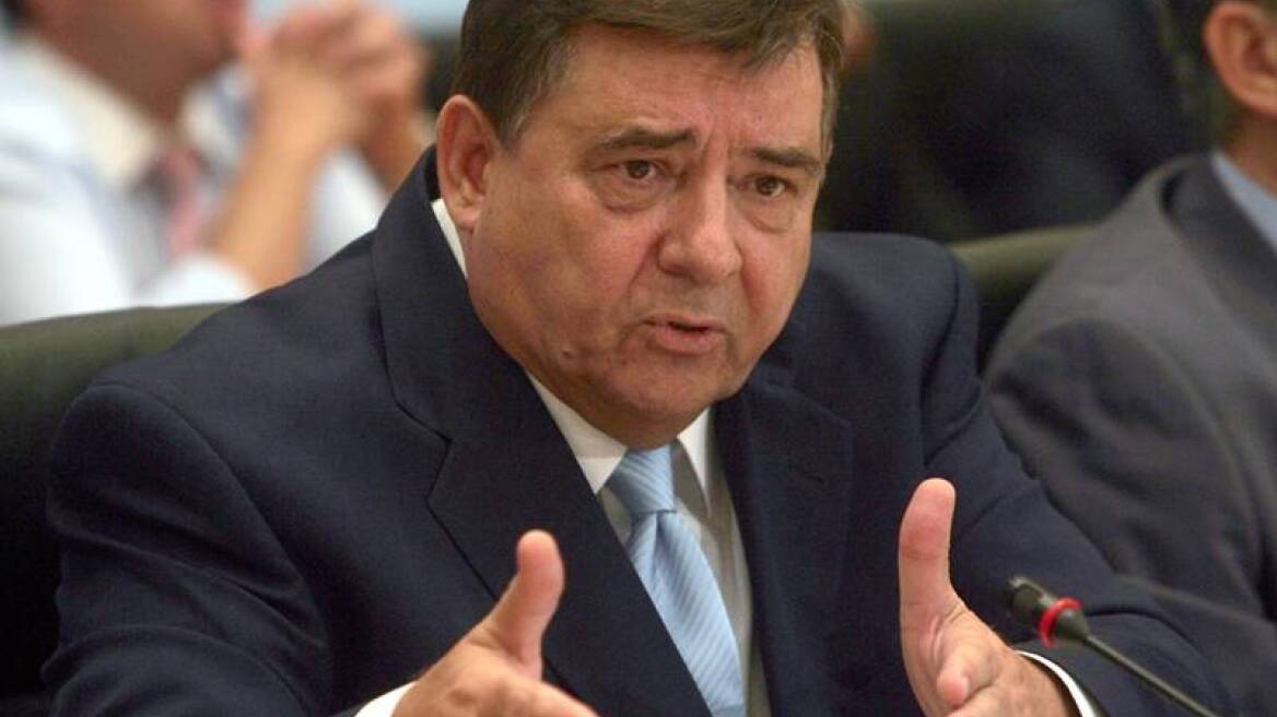 Ο Καρατζαφέρης ζητά μια ευρωέδρα από τη... Χρυσή Αυγή