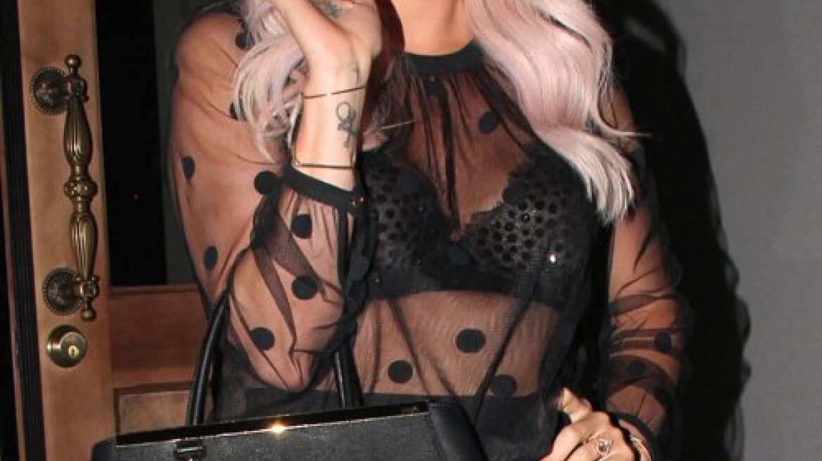 Kesha: Ημίγυμνη και με κενό στα δόντια