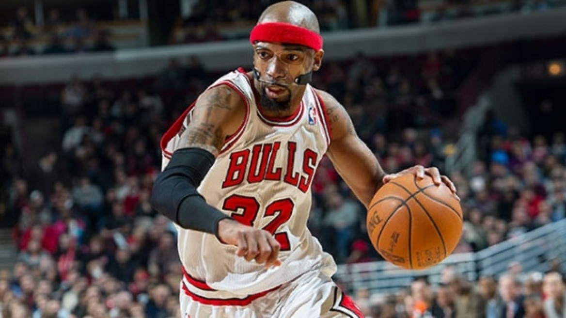 ΝΒΑer χαρίζει τα παπούτσια του