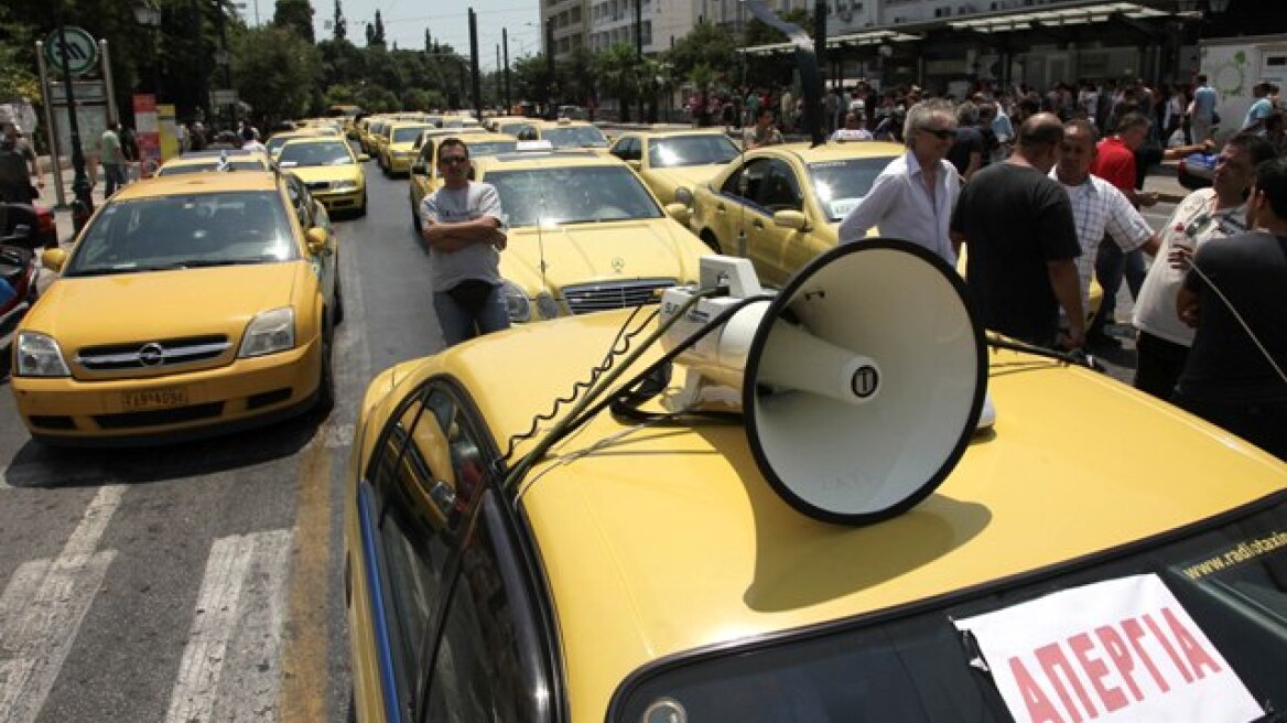 Ταξιτζήδες: Απειλούν με απεργία και ζητούν παραίτηση της κυβέρνησης