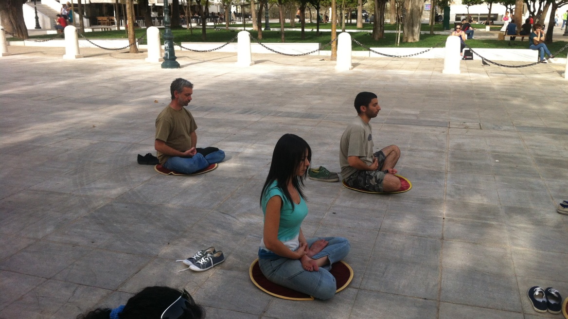 Γιόγκα... διαμαρτυρίας στο Σύνταγμα κατά του Κινέζου πρωθυπουργού