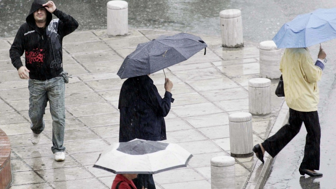Επιμένουν οι καλοκαιρινές βροχές