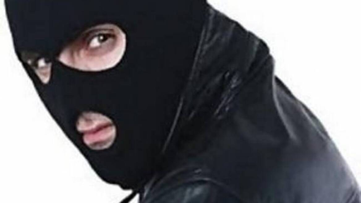 Συνέλαβαν πάλι τον... τρυφερό ληστή με τις κούκλες!