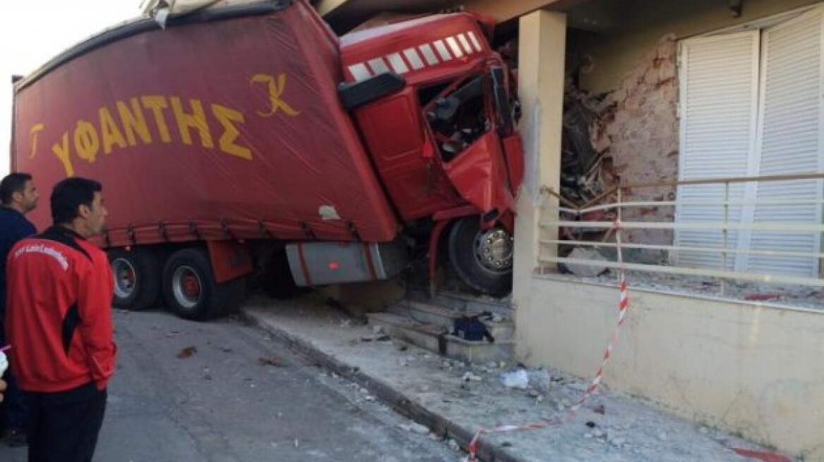 Φωτό: Δείτε νταλίκα που «καρφώθηκε» σε σπίτι στη Σπάρτη!