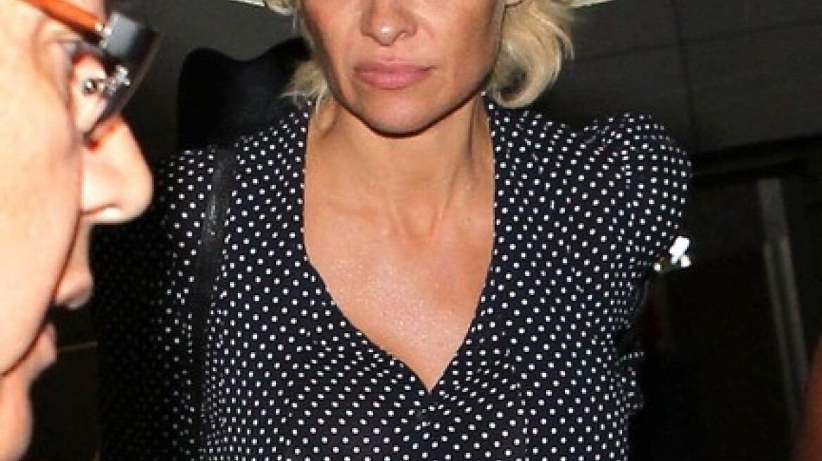 Pamela Anderson: Βαριεστημένη στο αεροδρόμιο του Λος Αντζελες