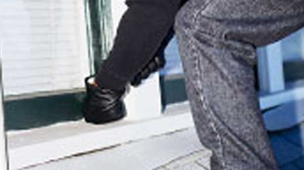 «Χτύπησε» δύο καταστήματα μέσα σε λίγα λεπτά στην Άρτα