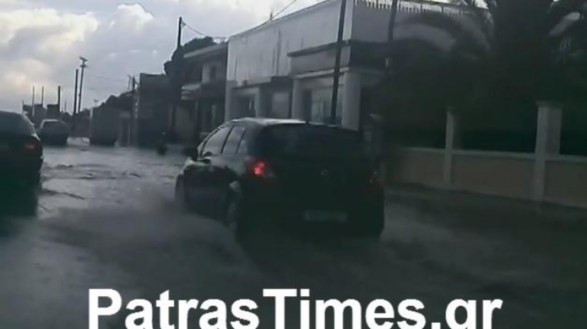 Πάτρα: Μόνο με… βάρκα οι μετακινήσεις, λόγω της βροχής 