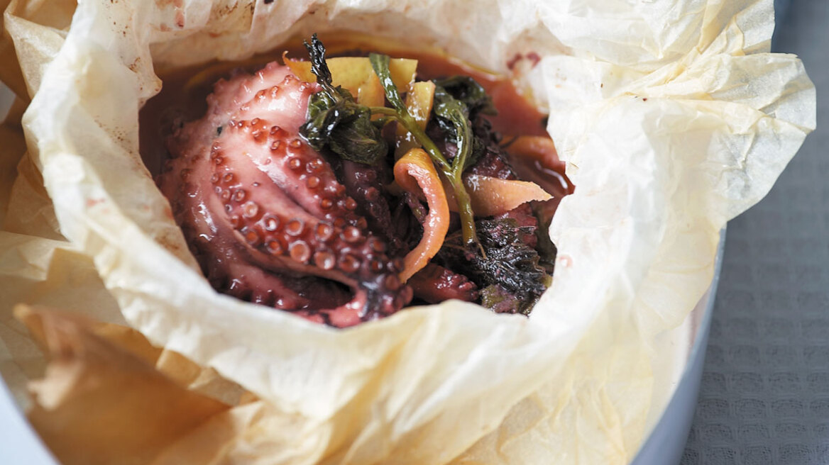 Χταπόδι στο χαρτί με πιπέρια και λεμονάτα αρώματα