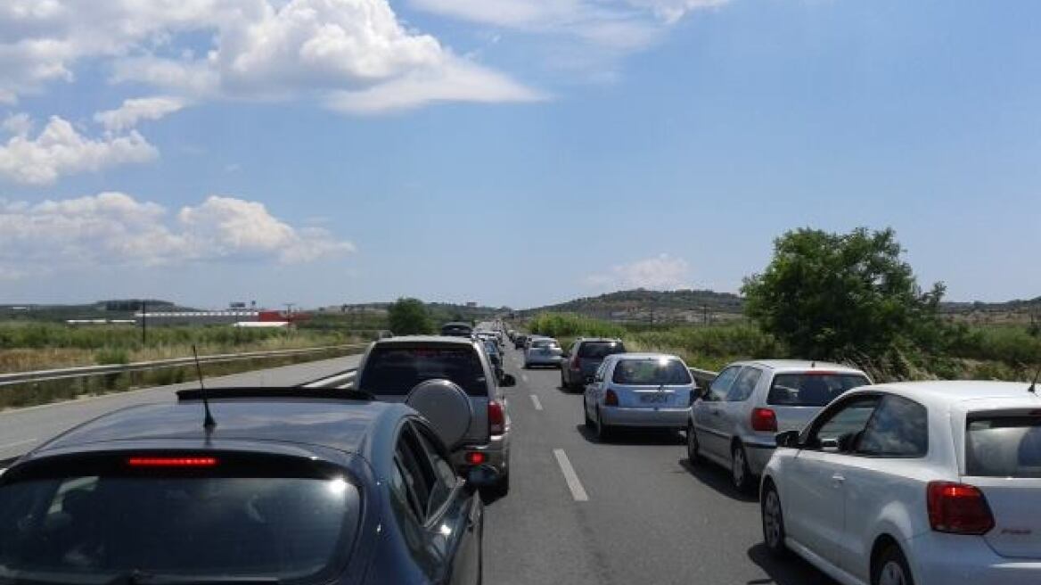 Θεσσαλονίκη: 14χλμ. ουρά για να φτάσουν στη Χαλκιδική