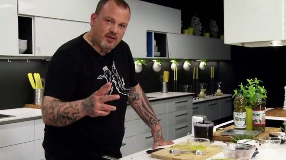 Καλαμάρι με μαύρο τζατζίκι (VIDEO)