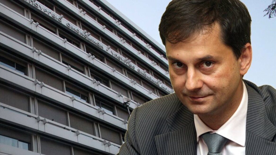 Bloomberg: Ο Θεοχάρης έφυγε γιατί πήγε να ελέγξει 300 πλούσιους Έλληνες