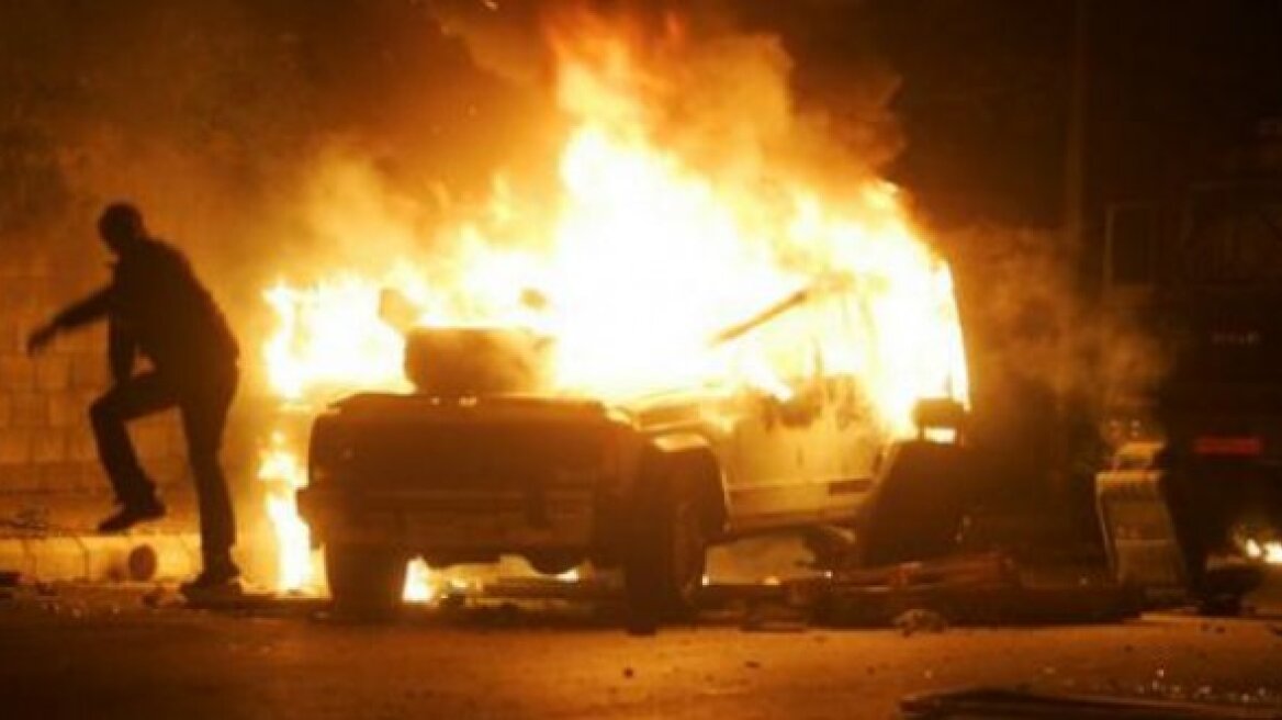 Θεσσαλονίκη: Δύο πυροσβέστες τραυματίες από έκρηξη φιάλης υγραερίου σε Ι.Χ.