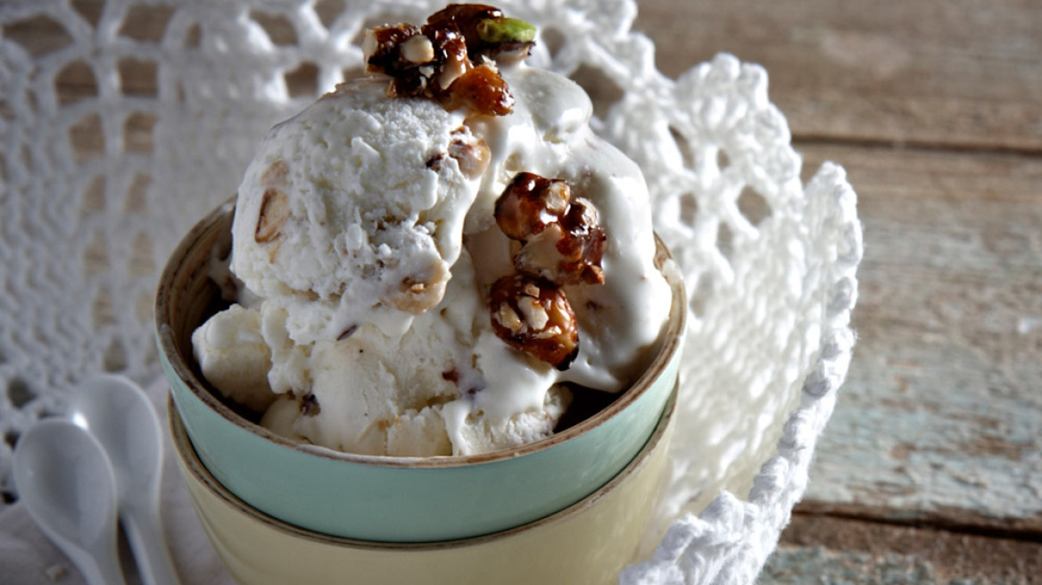 Παρφέ γιαούρτι με καβουρδισμένους ξηρούς καρπούς