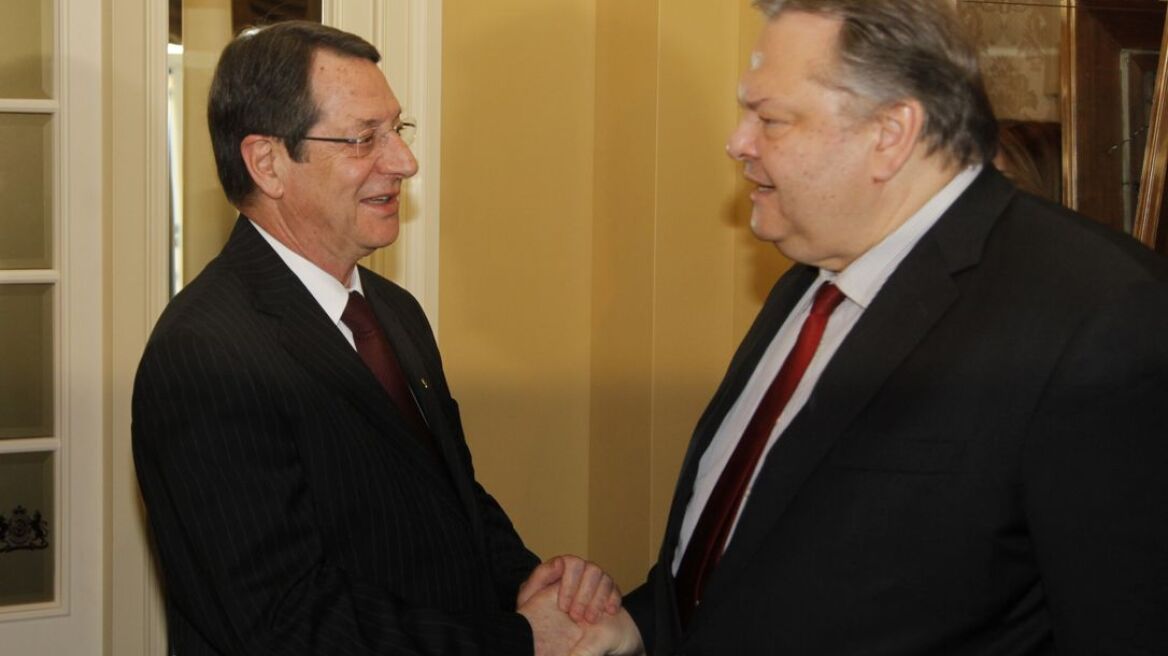 Κύπρος: Καλύπτει Βενιζέλο ο πρόεδρος Αναστασιάδης 