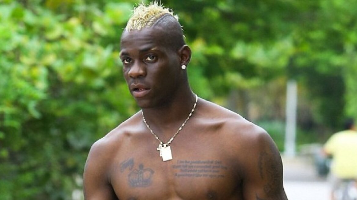 Φωτογραφίες: Τσιγάρο και «αραλίκι» ο Μπαλοτέλι