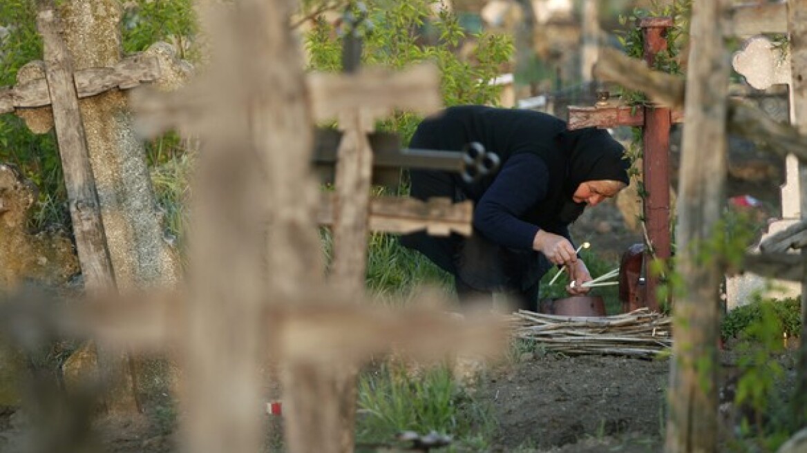 Μυτιλήνη: Γυναίκα λήστεψε ηλικιωμένη μέσα σε νεκροταφείο