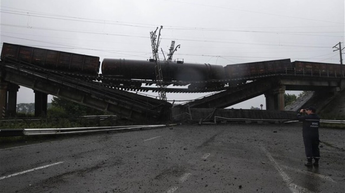 Ουκρανία: Ανατίναξαν τρεις γέφυρες οι φιλορώσοι στο Ντονέτσκ