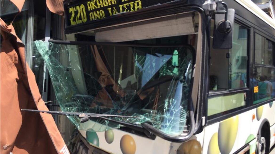 Λεωφορείο έπεσε σε καφετέρια στα Ιλίσια - Mία τραυματίας 