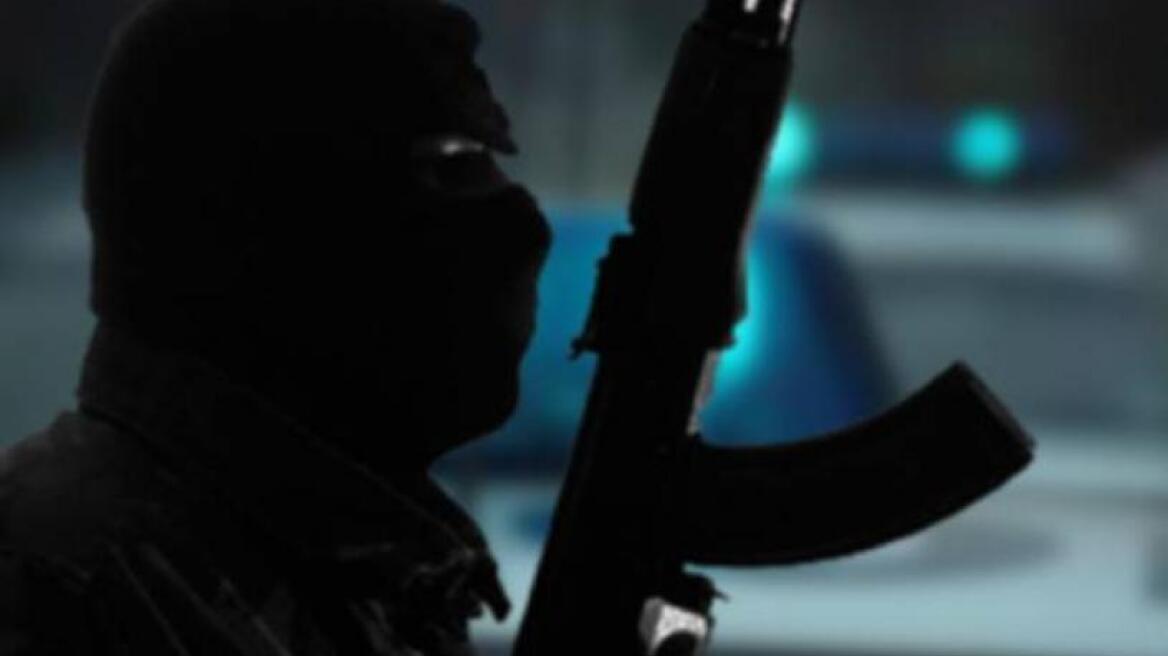 Τύρναβος: Κουκουλοφόροι με Καλάσνικοφ λήστεψαν δύο χρυσοχοεία με διαφορά λίγων λεπτών 