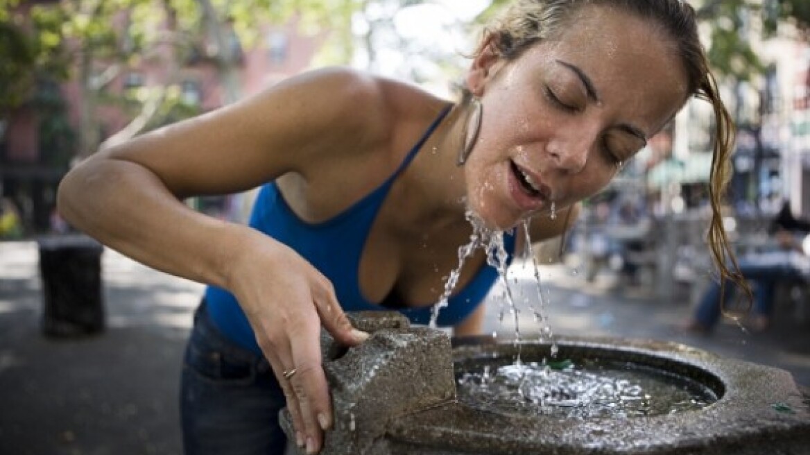 Οι εννιά συμβουλές για την προστασία από τον καύσωνα