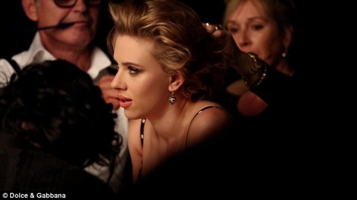 Σκάρλετ Γιόχανσον: Πρωταγωνιστεί στη νέα καμπάνια Dolce & Gabbana