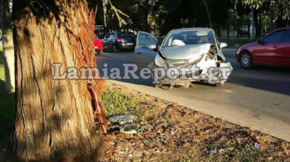 Λαμία: Αυτοκίνητο «καρφώθηκε» σε δέντρο