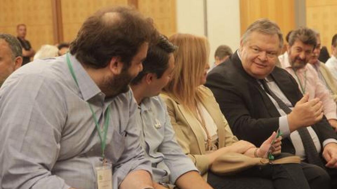 Συνέδριο της Δημοκρατικής Παράταξης αποφάσισε το ΠΑΣΟΚ