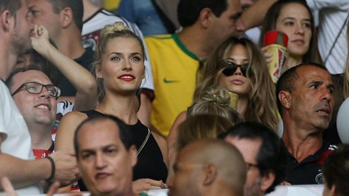 Τα κορίτσια των Γερμανών είναι ήδη στις κερκίδες!