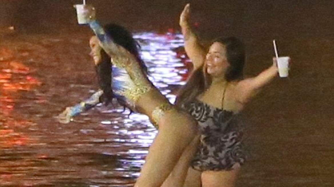 Η Rihanna κάνει βραδινές βουτιές στο Ρίο