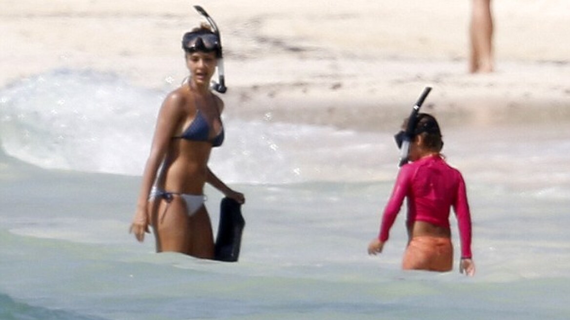 H Jessica Alba κάνει βουτιές με μάσκα και αναπνευστήρα