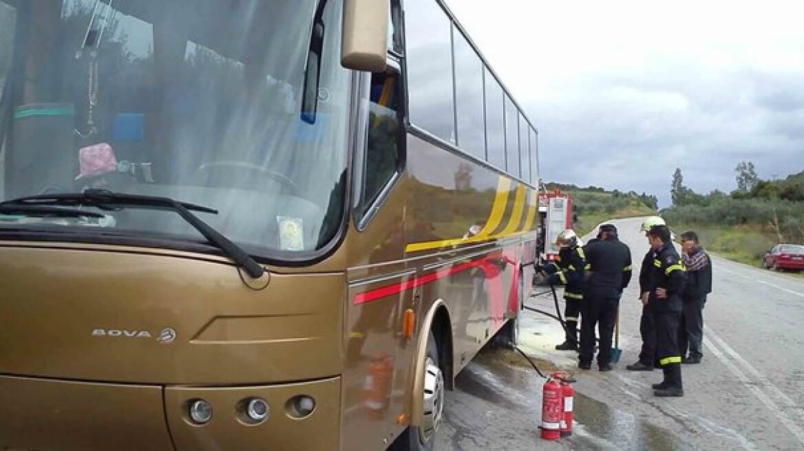Φωτιά σε τουριστικό λεωφορείο στην εθνική οδό Τρίπολης - Σπάρτης