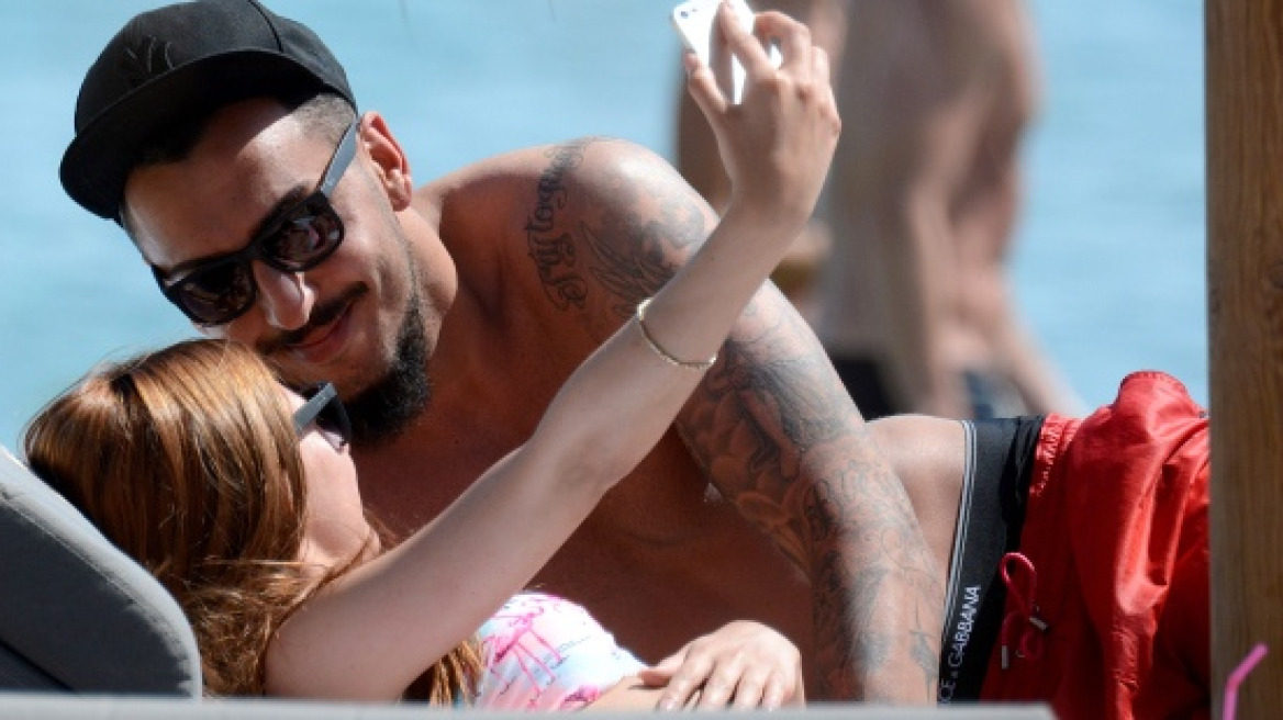 Μήτρογλου: Selfie με το κορίτσι του στην ξαπλώστρα