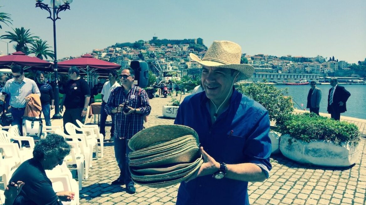 Το «Ποτάμι»… φοράει μαγιό και πάει παραλία για να ενημερώσει για τον αιγιαλό